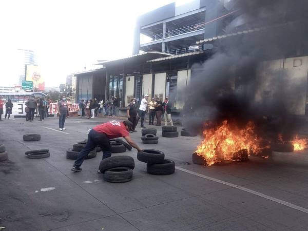 En la capital quemaron llantas y paralizaron el tráfico a la altura del bulevar “Resistencia Popular”.