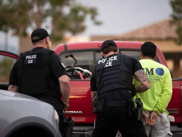 Agentes del Servicio de Control de Inmigración y Aduanas detienen a un hombre durante un operativo en Escondido, California. Foto: AP/Gregory Bull