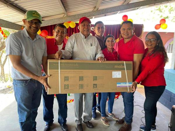 Quintín Soriano ha llevado aires acondicionados a casi 40 centros educativos con los impuestos que paga el pueblo de Choluteca.