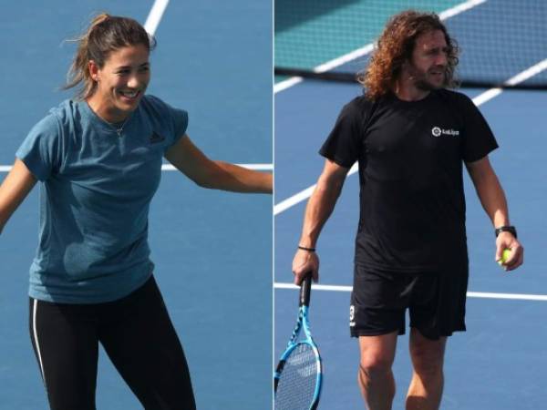 La sonrisa de Muguruza ante la cara de cansancio del exbarcelonista Carles Puyol. (AFP)