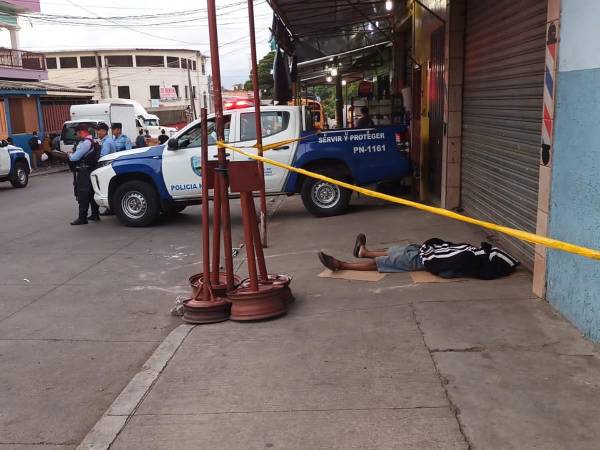 El cuerpo del hombre quedó sin vida frente a la cortina de acceso a una barbería a inmediaciones del mercado.