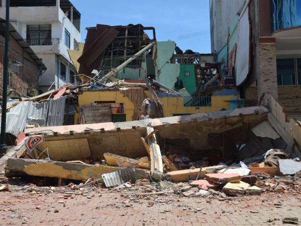 Varias viviendas en Ecuador quedaron destruidas luego de sismo.