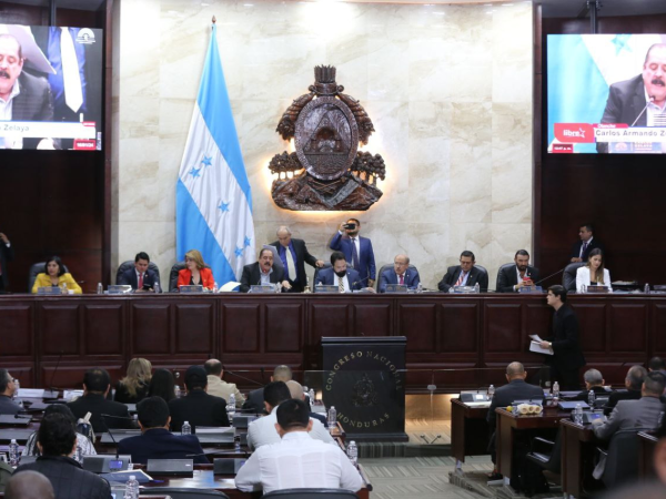 Con más de dos horas de tardanza a la hora convocada los parlamentarios retornaron a la cámara legislativa con acuerdos a medias entre las fuerzas políticas.