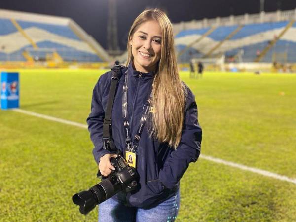 Karla López durante una cobertura en el estadio Francisco Morazán de San Pedro Sula.