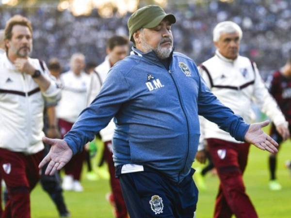 Emocionado, Maradona lloró antes del encuentro por tanto apoyo, y esas lágrimas se convirtieron en enojo cuando apenas iban tres minutos de partido. Foto: AP