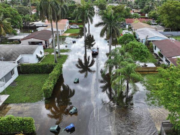 El gobernador de Florida, Ron DeSantis, declaró estado de emergencia en varios condados por las fuertes lluvias que provocaron severas inundaciones. Aquí las imágenes.