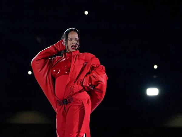 Rihanna regresó... embarazada: la cantante nacida en Barbados deleitó a los 67,827 aficionados de Glendale con una apabullante sucesión de éxitos en el esperado show del descanso. Su vientre redondeado despertó pronto las especulaciones sobre un posible segundo embarazo de la artista, que fue rápidamente confirmado por sus representantes.