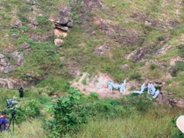 En la entrada de la cueva se observa el cuerpo de Isaac Saúl Lanza,<b> </b>de 17 años, la primera de las víctimas -hasta ahora- identificada.