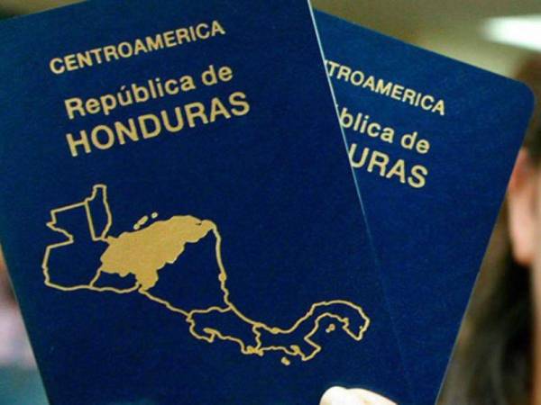 Las autoridades requirieron a Chávez por portar dos pasaportes diplomáticos.