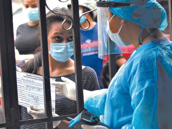 El carné de vacunación durante la pandemia fue tan indispensable que incluso las personas lo utilizaron en algunas ocasiones para comprar alimentos, recibir consultas y realizar trámites personales.