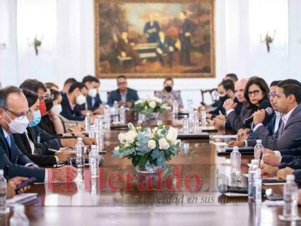 Representantes del gobierno y generadores de energía iniciaron ayer reuniones para abordar temas como los atrasos de pago.