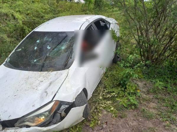 Los cuerpos de las víctimas quedaron dentro del carro, el cual después del ataque se fue a una hondonada. El hecho se registró en la carretera que conduce a Juticalpa, dentro del departamento de Olancho.