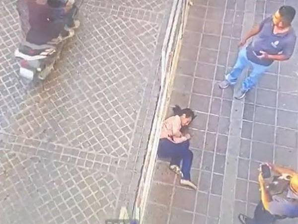 Captan momento en que regidor cae de un segundo piso del ayuntamiento en Guanajuato