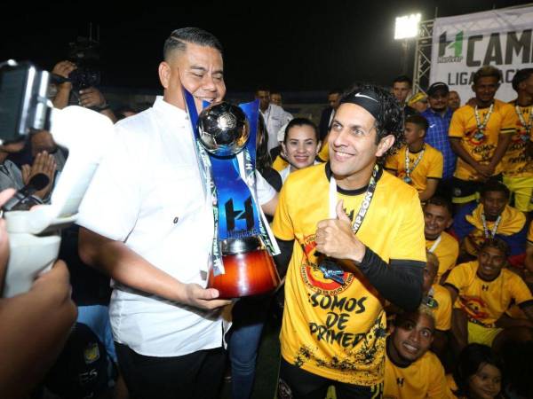 Randy Diamond recibió el trofeo de MVP tras ascender con Génesis.