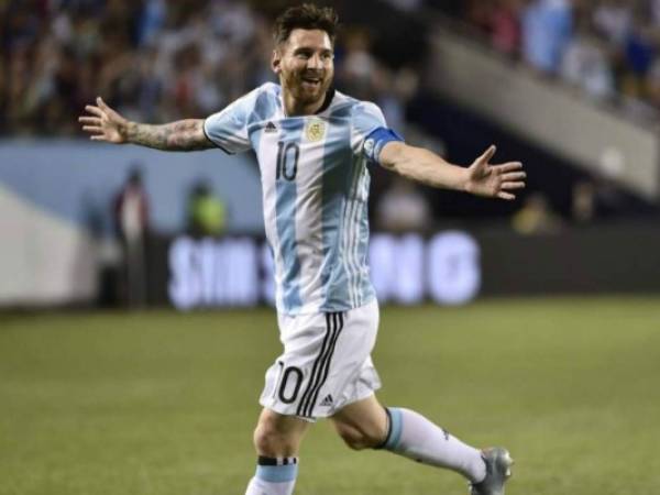 'Soy optimista con Messi. Ojalá la charla que tenga con él ayude a que siga en la selección' dijo Bauza. Foto: AFP