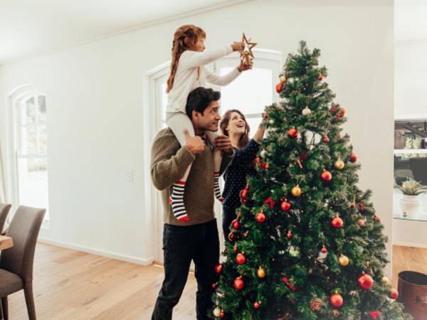 Elegir y vestir el pino navideño es una actividad de temporada que puede disfrutar junto a su familia.