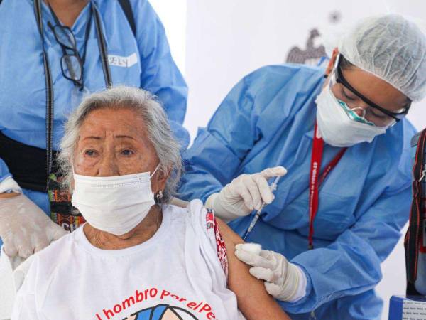 La dosis bivalente, que protege contra las variantes del ómicron, se ha destinado principalmente a la población mayor de 60 años y a trabajadores de la salud.