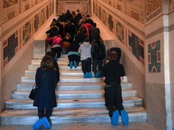 Durante dos meses, a partir del jueves, la 'scala santa' (escalera santa), estará abierta al público, antes de ser cubierta nuevamente. (Foto: AFP)