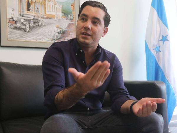 Octavio Pineda, titular del FHIS, aseguró que más mil millones de lempiras se destinarán para reparar escuelas.