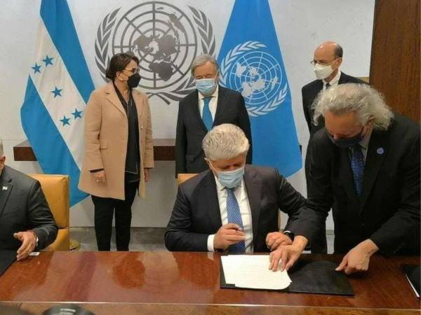 El canciller Eduardo Enrique Reina y el enlace de la ONU, Miroslav Jenca, firmaron el memorándum, que no necesita ser remitido al Congreso porque no es un tratado.