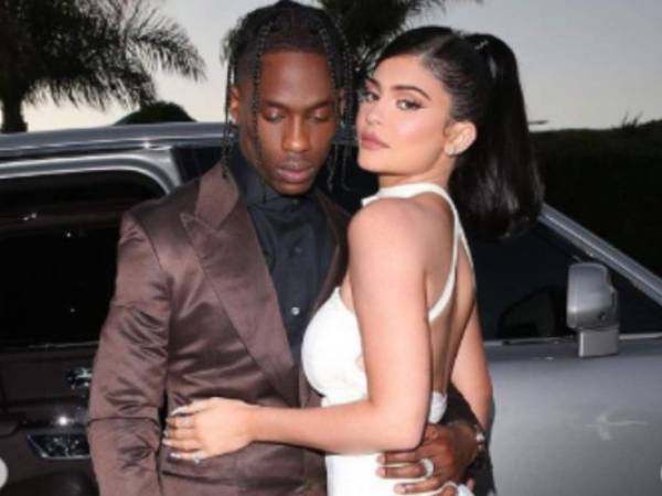 Travis Scott junto a Kylie Jenner durante una alfombra roja. Fotos: Instagram Kylie Jenner.