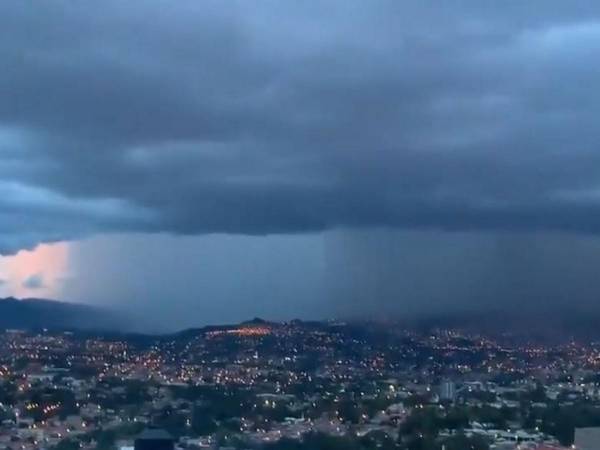 La capital de país necesita más de cinco lluvias para lograr despejar los cielos de la densa capa de humo.