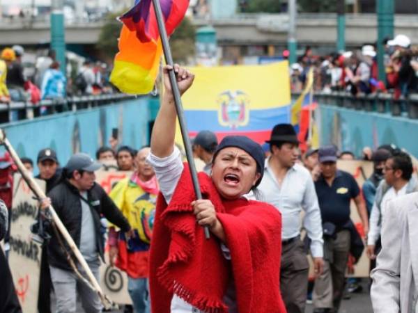 Manifestantes indígenas contra el gobierno gritan consignas contra el presidente Lenín Moreno y sus políticas económicas durante una huelga nacional en Quito, Ecuador, el miércoles. Foto: AP.