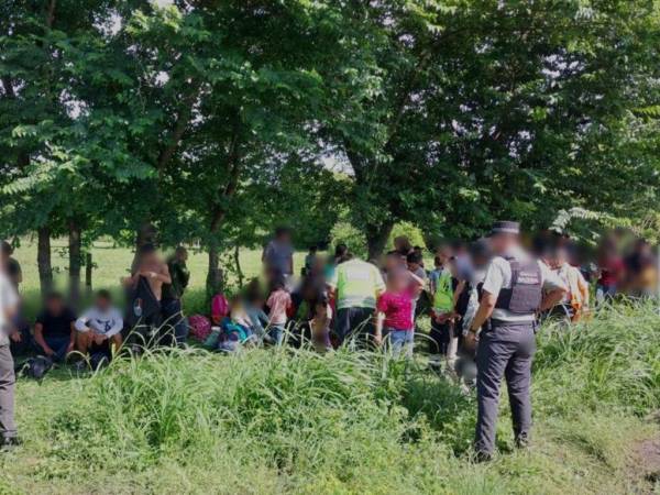 Momento en que los migrantes eran rescatados por elementos de la Guardia Nacional de México. Viajaban hacinados y deshidratados.