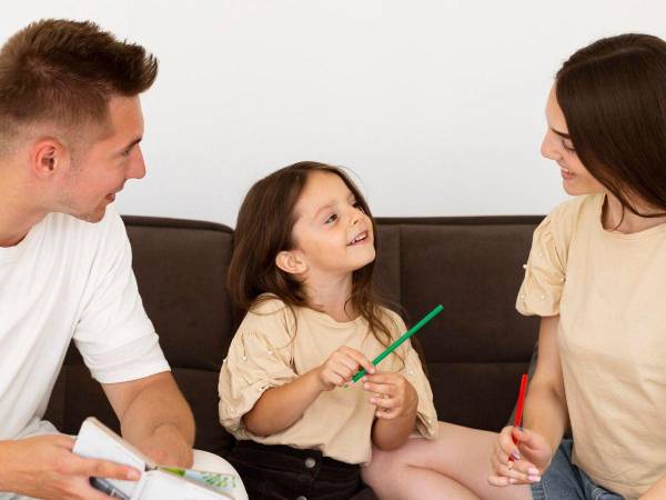 Fomentar un ambiente donde los niños se sientan cómodos de compartir con ustedes juntos como pareja es fundamental.