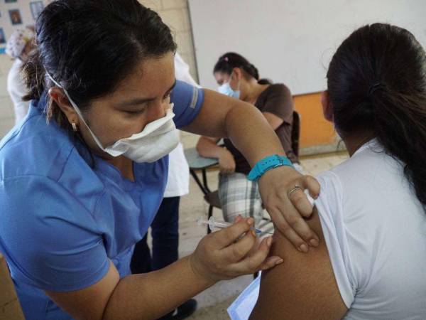 En los 18 departamentos del territorio nacional hay un centro asistencial que aplica la dosis única contra la fiebre amarilla.