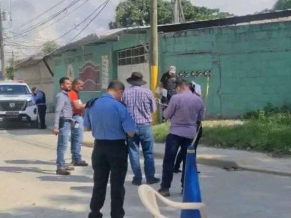 Los vecinos fueron quienes reportaron el hallazgo de la fémina en el barrio Reparto de Choloma.