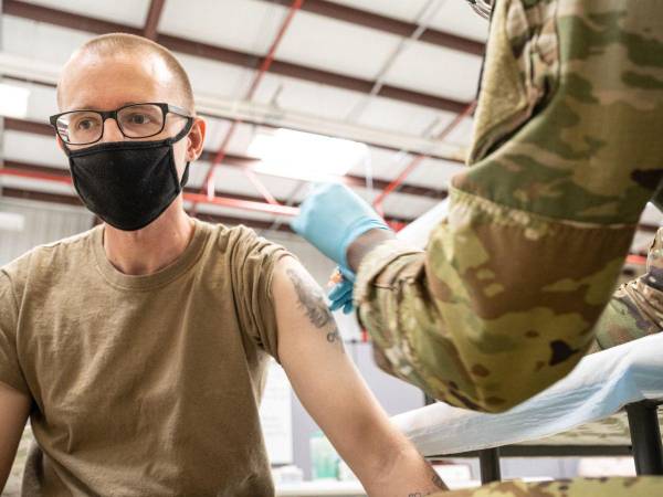 En esta foto de archivo tomada el 9 de septiembre de 2021, el Sargento de Primera Clase del NCOIC de Servicios de Medicina Preventiva, Demetrius Roberson, administra una vacuna COVID-19 a un soldado en Fort Knox, Kentucky.