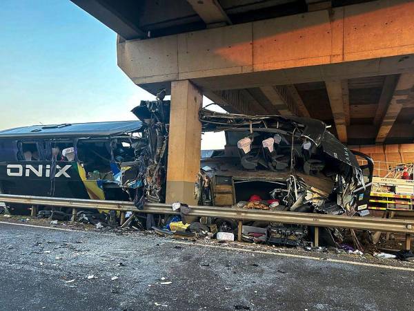 Fotografía publicada por la Defensa Civil de Sao Paulo que muestra un autobús turístico que se estrelló contra un pilar del viaducto matando a 10 personas e hiriendo a varias más en la autopista Francisco da Silva Pontes en Itapetininga, estado de Sao Paulo, Brasil, el 5 de julio de 2024.