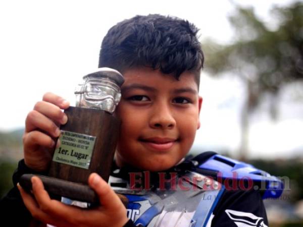 A su corta edad, el jovencito domina muy bien su motocicleta en las pistas de tierra. Son uno solo en la carrera. Foto: Johny Magallanes / EL HERALDO.