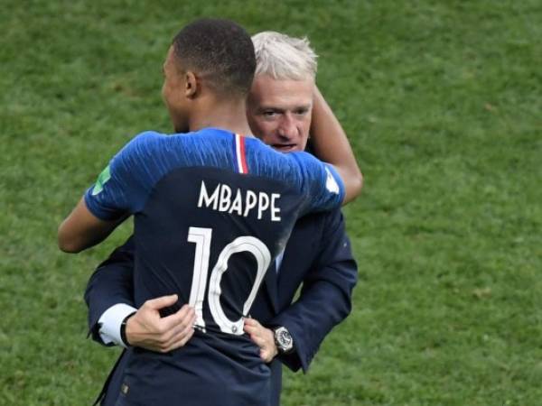 El entrenador de Francia Didier Deschamps Celebra con el alero de Francia Kylian Mbappe después de ganar al final del partido de la final de la Copa Mundial Rusia 2018 entre Francia y Croacia en el Estadio Luzhniki en Moscú. Foto Agencia AFP.