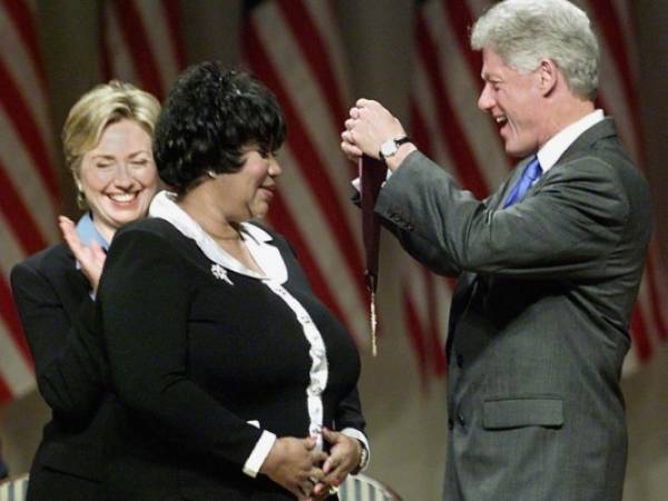 En 1999 cuando Bill Clinton le entregó una medalla a la cantante Aretha Franklin. (Foto: AFP)