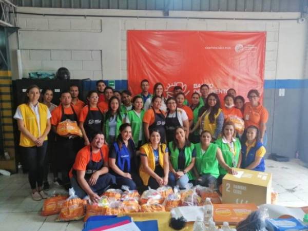 Parte del voluntariado previo a la entrega de donaciones de alimentos.