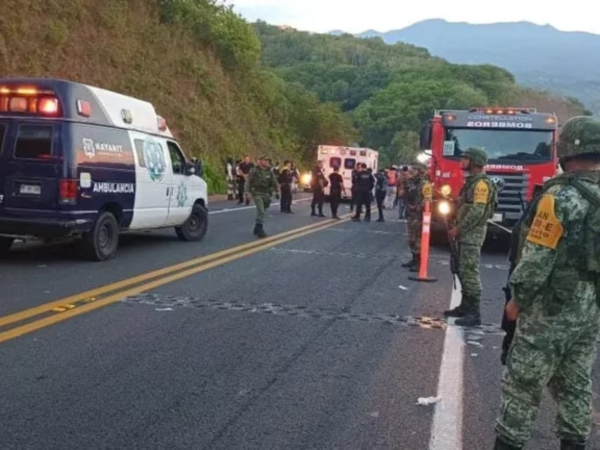 Al menos 17 personas murieron y 22 resultaron lesionadas luego de que un autobús con pasajeros locales y migrantes cayó este jueves en un barranco en el estado mexicano de Nayarit, así lo informaron autoridades.