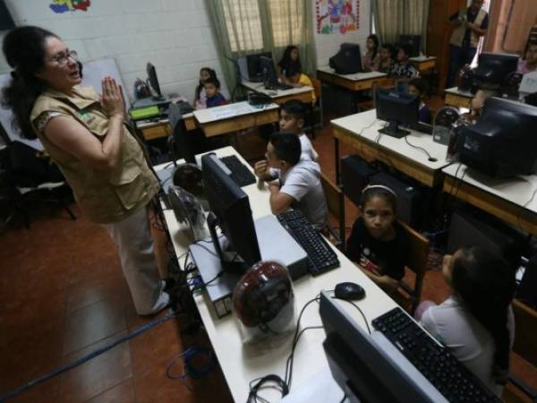 Los expertos de Educación mientras ofrecen la capacitación. Foto: Alex Pérez