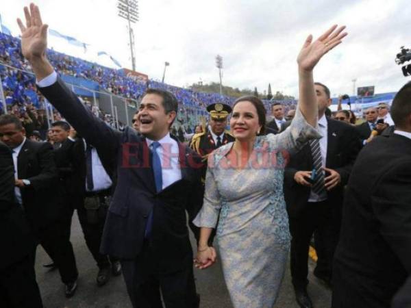 Juan Orlando Hernández saluda a sus seguidores mientras camina por la pista olímpica del estadio Nacional junto a su esposa, la Primera Dama, Ana García de Hernández.