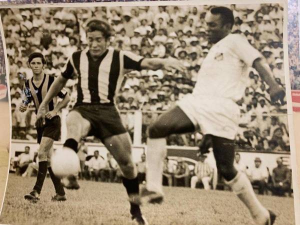 Vistiendo la camiseta del Santos, Pelé jugó contra Real España en el Estadio Morazán.