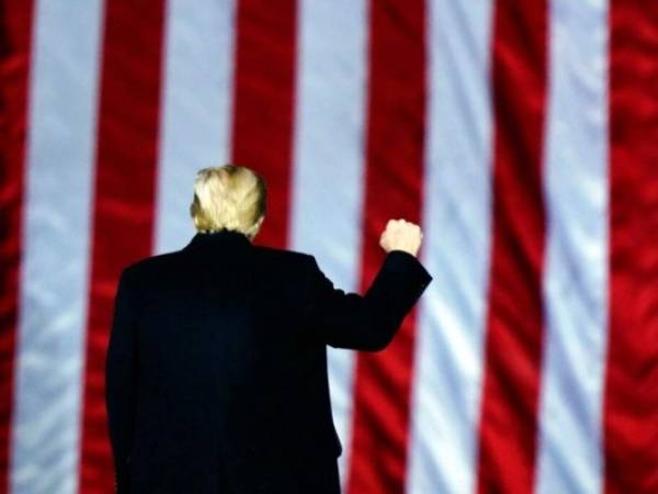 La sugerencia del principal diplomático estadounidense se conoce el mismo día en que la Cámara de Representantes prevé votar sobre un posible juicio político a Trump por instigar a sus partidarios a asaltar la sede del Congreso hace una semana. Foto: AP