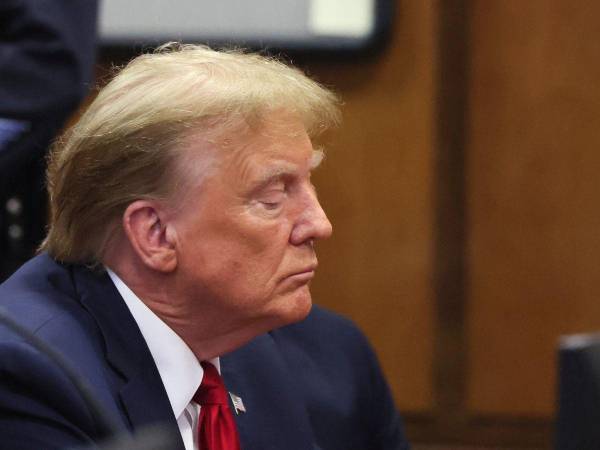 El candidato presidencial republicano, el ex presidente estadounidense Donald Trump, asiste a una audiencia previa al juicio en el Tribunal Penal de Manhattan el 15 de febrero de 2024 en la ciudad de Nueva York.