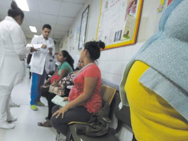 Las mujeres embarazadas deben someterse a todos los chequeos prenatales.