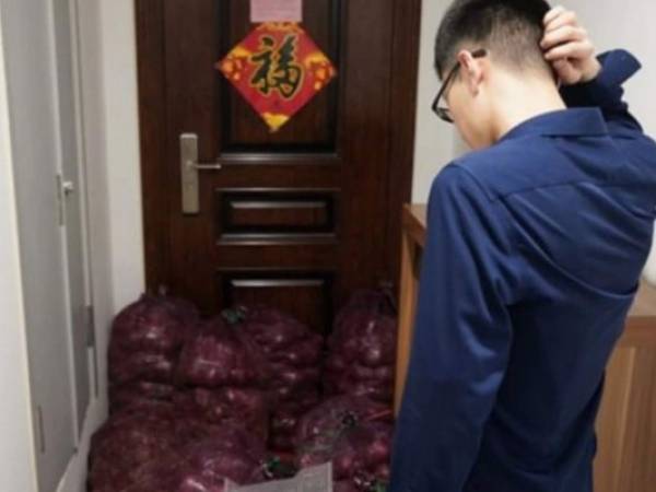 La joven ordenó a los repartidores que amontonaran las cebollas en la puerta de su apartamento. Foto: Twitter/EileenYuan2