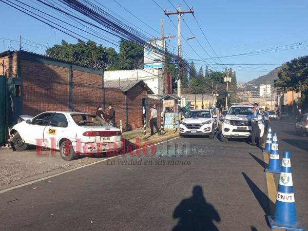 La unidad de taxi quedó prácticamente destruida tras el brutal impacto.