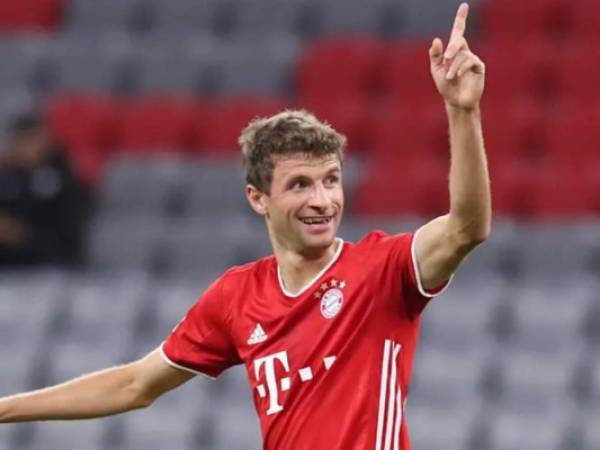 El delantero del Bayern de Múnich Thomas Müller tiene covid-19.