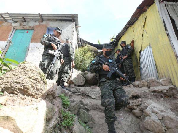 Agentes policiales y militares realizan operativos en el sector 2 de la colonia Villa Nueva, donde unas 20 familias fueron desalojadas por miembros de maras y pandillas.