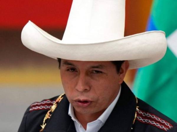 El presidente peruano Pedro Castillo habla en una ceremonia después de que su homólogo boliviano Luis Arce lo condecoró con la Gran Cruz del Cóndor de los Andes, en el palacio presidencial Casa Grande del Pueblo. Foto: AP