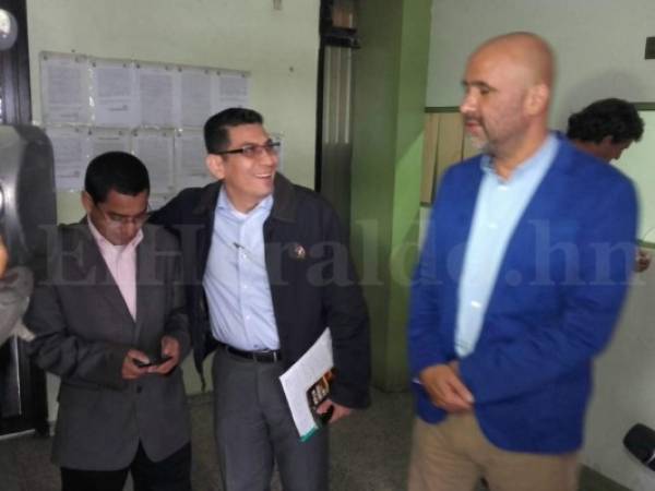 El jefe de bancada de este instituto político llegó junto a los diputados Rafael Virgilio Padilla y Ermin Urquía (Foto: Mario Urrutia/ El Heraldo Honduras/ Noticias de Honduras)